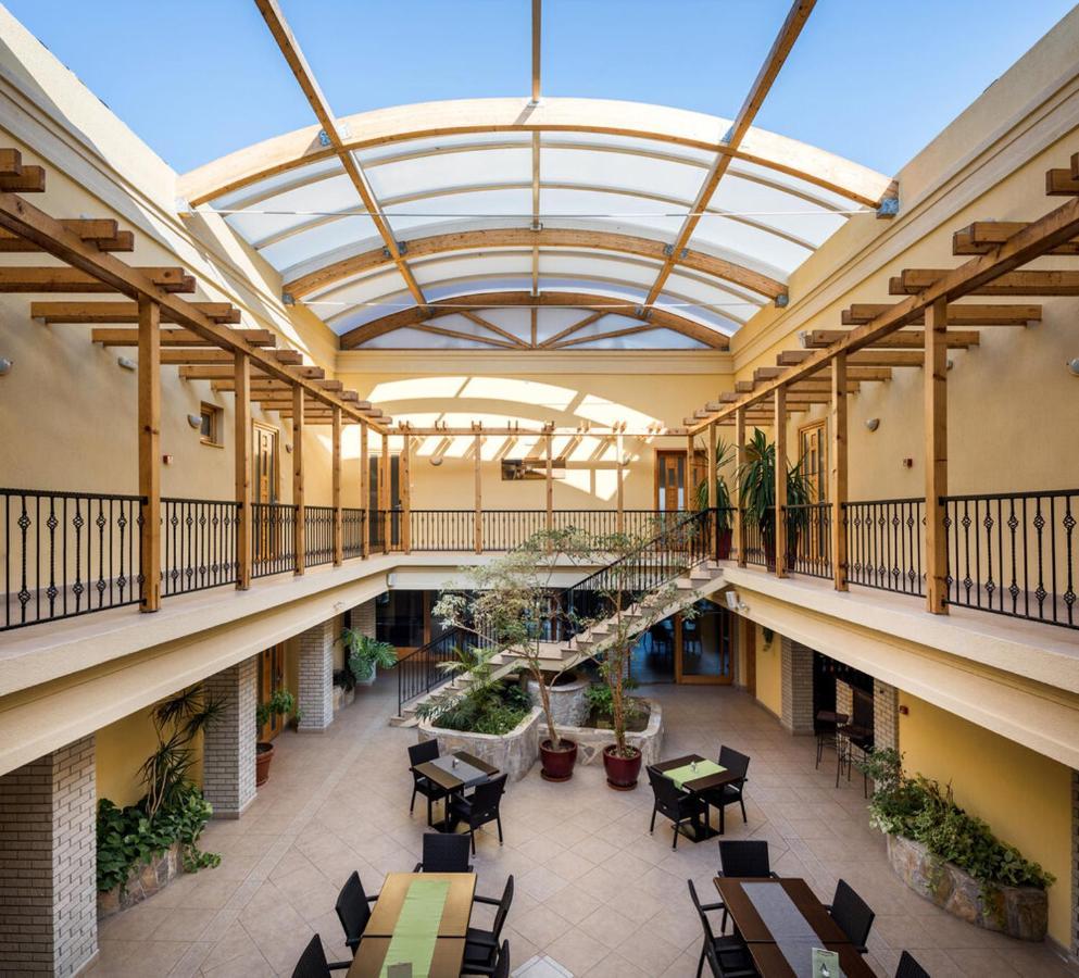 Atrium Agard Panzio Bed & Breakfast Gardony Exterior photo