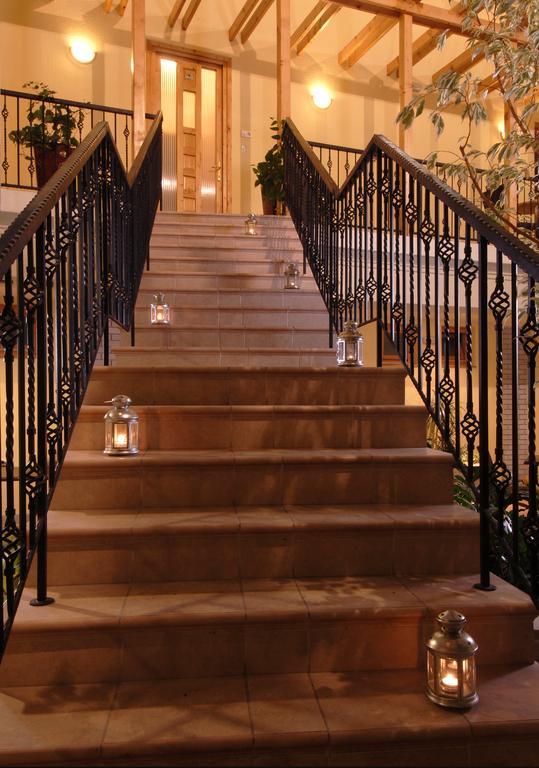 Atrium Agard Panzio Bed & Breakfast Gardony Exterior photo
