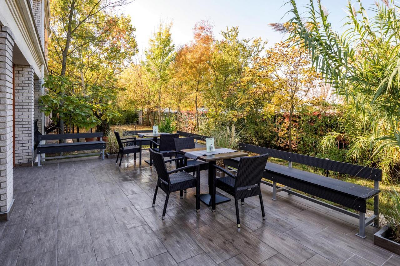 Atrium Agard Panzio Bed & Breakfast Gardony Exterior photo